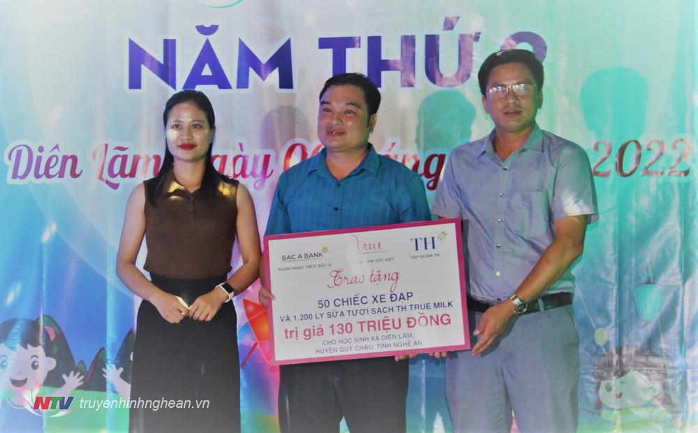 Tập đoàn TH tặng 50 chiếc xe đạp cùng 1.200 ly sữa cho trẻ em nghèo xã Diên Lãm.