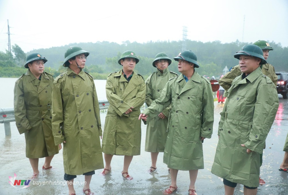 Bí thư Tỉnh uỷ Thái Thanh Quý cùng đoàn công tác và lãnh đạo huyện Quỳnh Lưu kiểm tra những vùng ngập nặng ở Quỳnh Lưu.