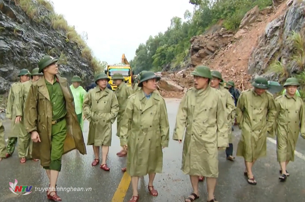 Đoàn công tác kiểm tra điểm sạt lở trên Quốc lộ 48D thuộc địa phận xã Quỳnh Vinh, thị xã Hoàng Mai. 