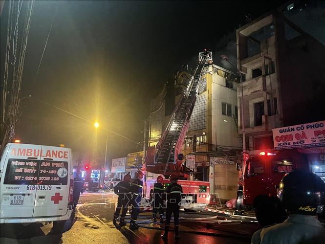 Cán bộ chiến sĩ công an phòng cháy chữa cháy và cứu hộ cứu nạn tiến sâu vào trong quán karaoke bị cháy để tìm kiếm thêm các nạn nhân.