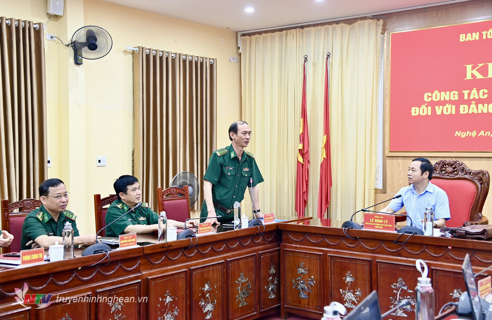  Đại tá Lê Như Cương, Bí thư Đảng ủy, Chính ủy BĐBP tỉnh báo cáo tại buổi làm việc.