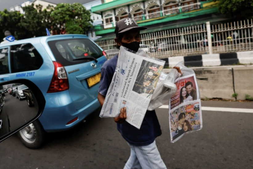 Người bán số báo có bài viết về việc dời đô của Indonesia. Ảnh: Reuters.