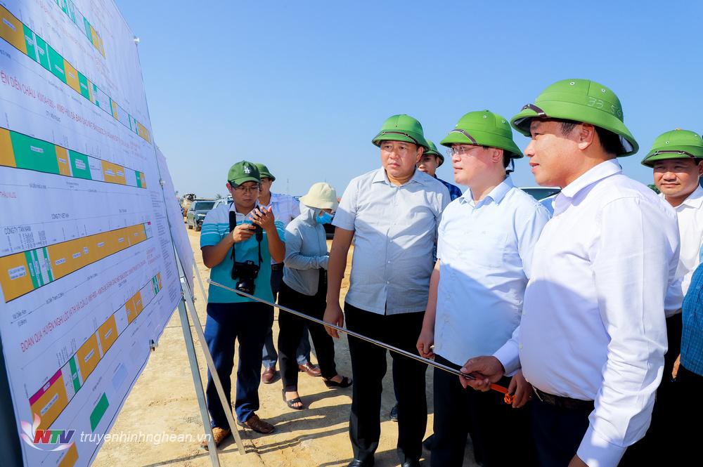 Chủ tịch UBND tỉnh Nguyễn Đức Trung kiểm tra tiến độ dự án.