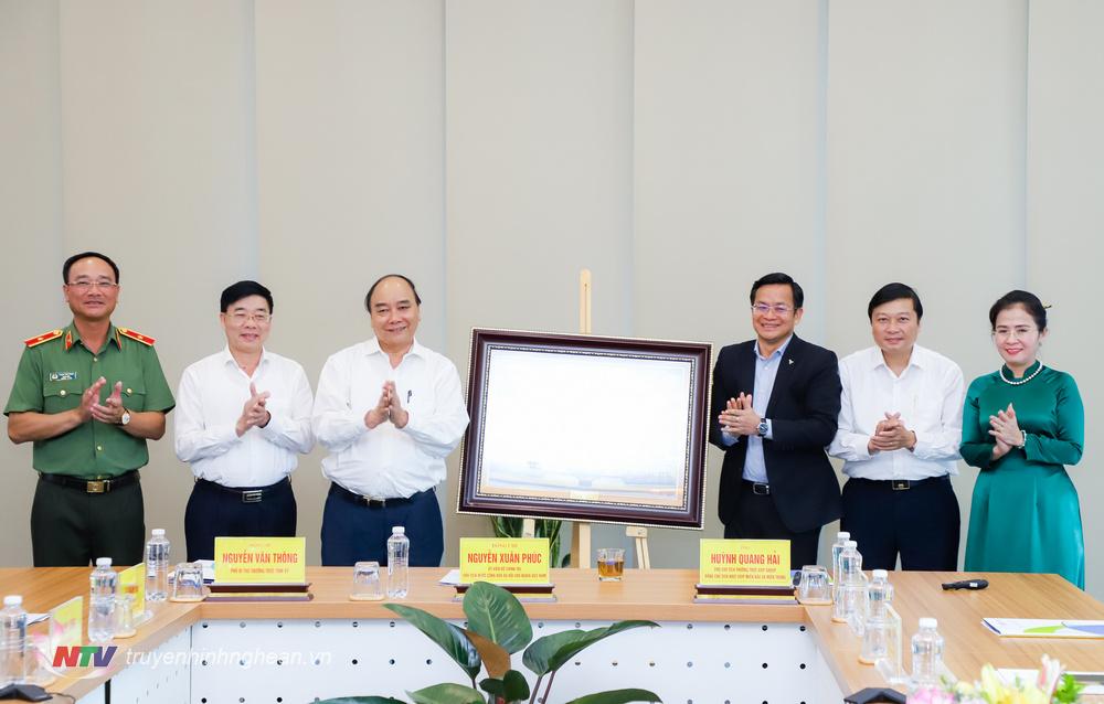 Chủ tịch nước Nguyễn Xuân Phúc tặng quà cho KCN VSIP Nghệ An. 