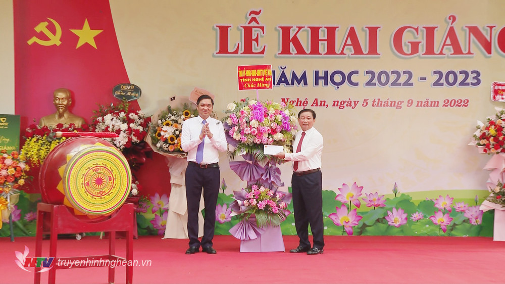 Đồng chí Hoàng Nghĩa Hiếu - Phó Bí thư Tỉnh uỷ, Phó Chủ tịch UBND tỉnh tặng hoa chúc mừng năm học mới.