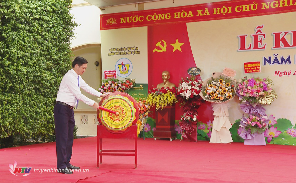 Đồng chí Hoàng Nghĩa Hiếu - Phó Bí thư Tỉnh uỷ, Phó Chủ tịch UBND tỉnh đánh trống khai trường.