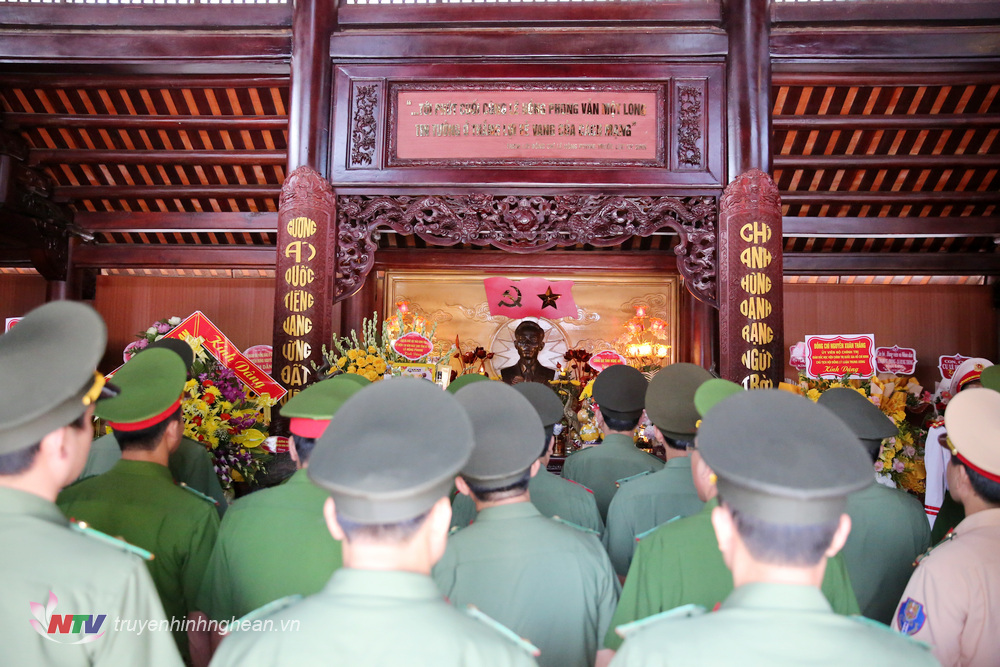 Đoàn đại biểu nguyện hứa suốt đời học tập, làm theo tấm gương đạo đức của đồng chí Lê Hồng Phong.