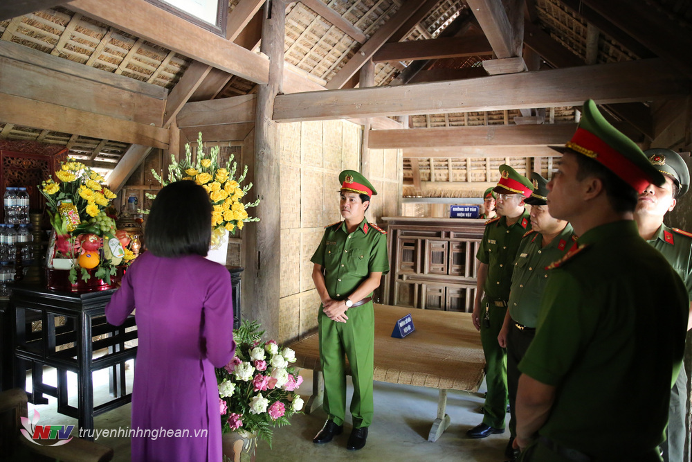 Đoàn đại biểu nghe thuyết minh về cuộc đời, sự nghiệp của Tổng Bí thư Lê Hồng Phong.