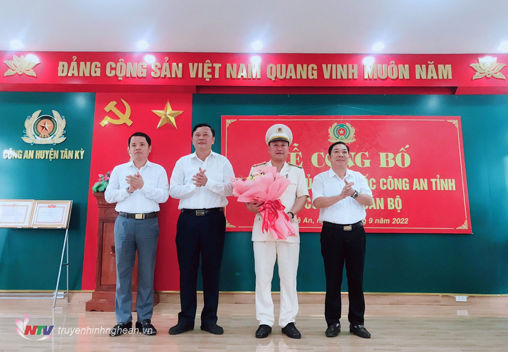 Lãnh đạo huyện Tân Kỳ chúc mừng tân Trưởng Công an huyện.