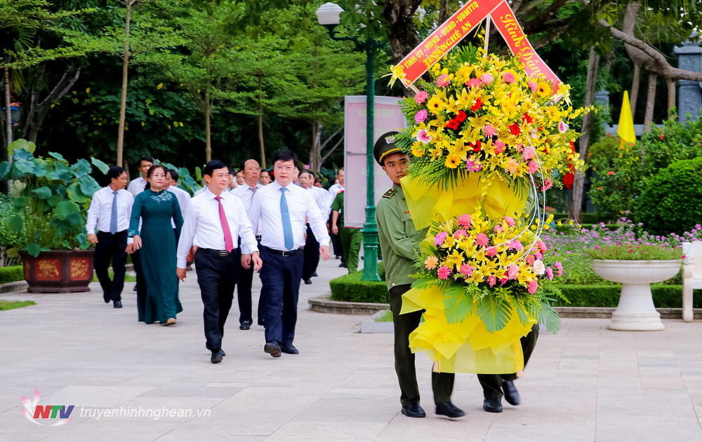 Đoàn đại biểu Tỉnh ủy, HĐND, UBND, Ủy ban Mặt trận Tổ quốc Việt Nam tỉnh Nghệ An về dâng hoa tại Khu Di tích Quốc gia đặc biệt Kim Liên. 