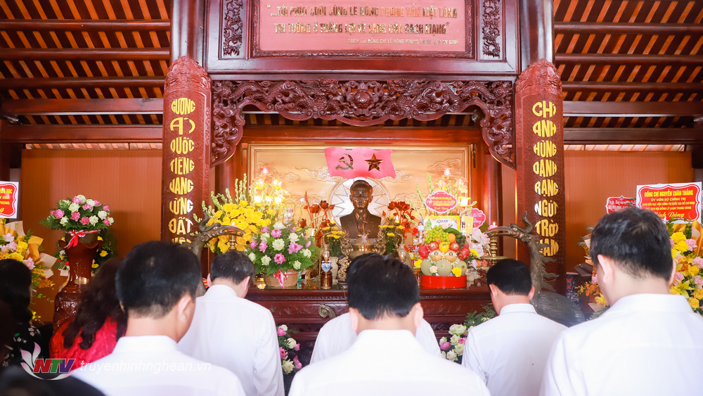 Các đại biểu thành kính tưởng niệm Tổng Bí thư Lê Hồng Phong.