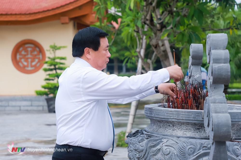 Đồng chí Nguyễn Xuân Thắng dâng hương trước Khu Lưu niệm Tổng Bí thư Lê Hồng Phong, xã Hưng Thông, huyện Hưng Nguyên. 