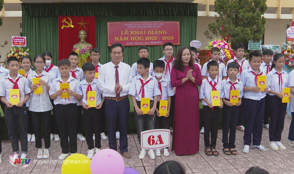 Trưởng Ban Tuyên giáo Tỉnh uỷ Nguyễn Thị Thu Hường trao học bổng cho học sinh nhà trường.
