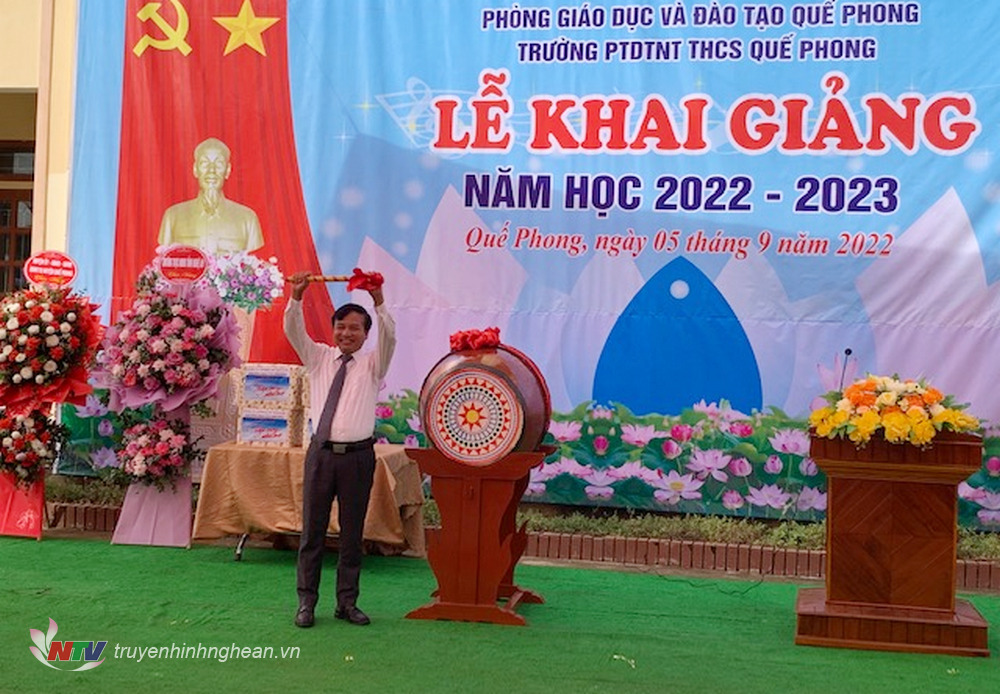 Phó Chủ tịch HĐND tỉnh Nguyễn Như Khôi đánh trống khai giảng.