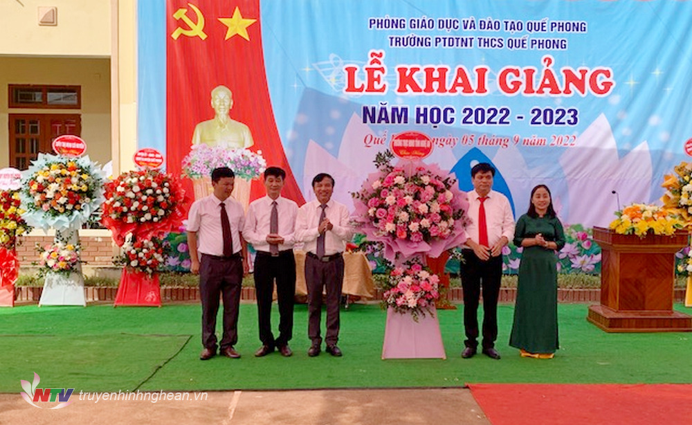 Phó Chủ tịch HĐND tỉnh Nguyễn Như Khôi tặng hoa chúc mừng lễ kkhai giảng.