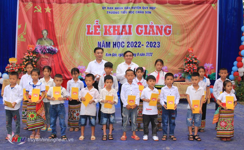 Đồng chí Ngọc Kim Nam trao học bổng cho học sinh nhà trường.