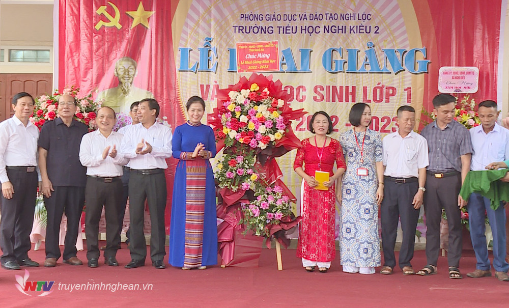 Chủ tịch UBMTTQ tỉnh Võ Thị Minh Sinh tặng hoa chúc mừng nhà trường.