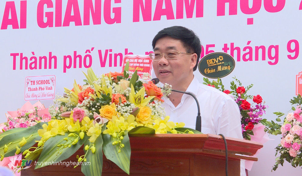  Đồng chí Nguyễn Văn Thông - Phó Bí thư Thường trực Tỉnh uỷ phát biểu tại lễ khai giảng.