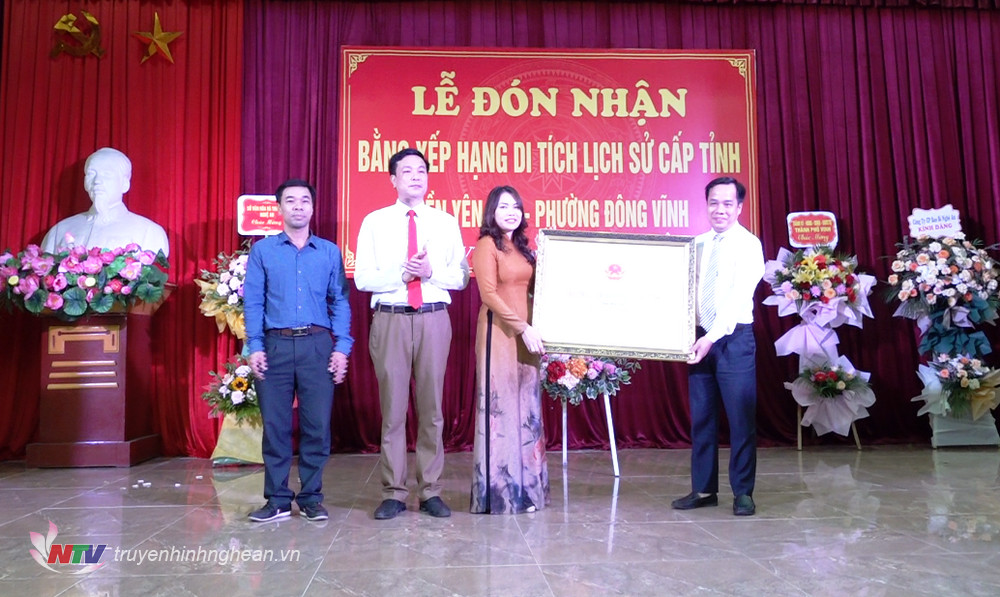 Lãnh đạo Sở Văn hoá - Thể thao trao Bằng công nhận di tích lịch sử cấp tỉnh cho lãnh đạo TP Vinh, phường Đông Vĩnh.
