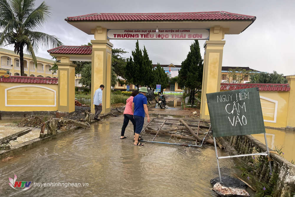 Tại Trường Tiểu học Thái Sơn, học sinh được nghỉ học, thầy cô tranh thủ dọn dẹp lại cổng trường. 