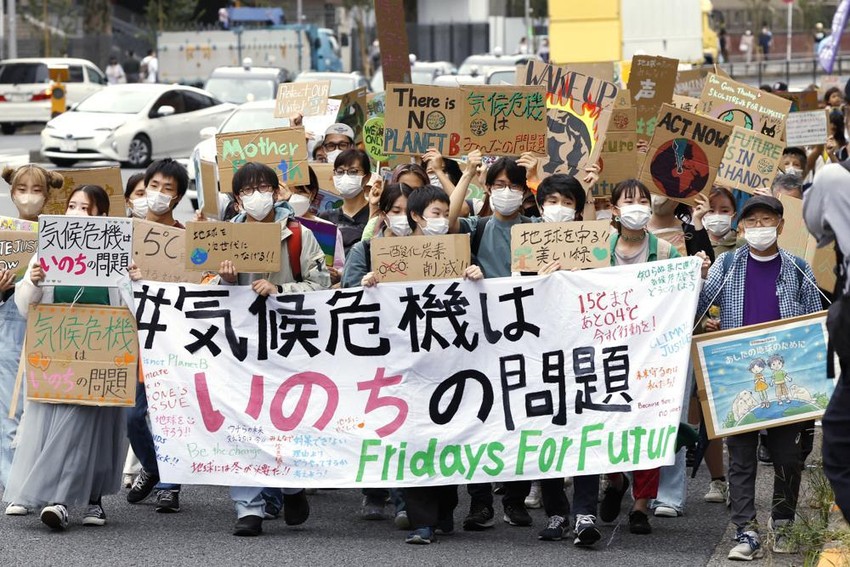 Cuộc biểu tình về khí hậu ở thủ đô Tokyo (Nhật) ngày 23-9, người biểu tình cầm biểu ngữ với nội dung “Khủng hoảng khí hậu và vấn đề sống còn”. Ảnh: AP