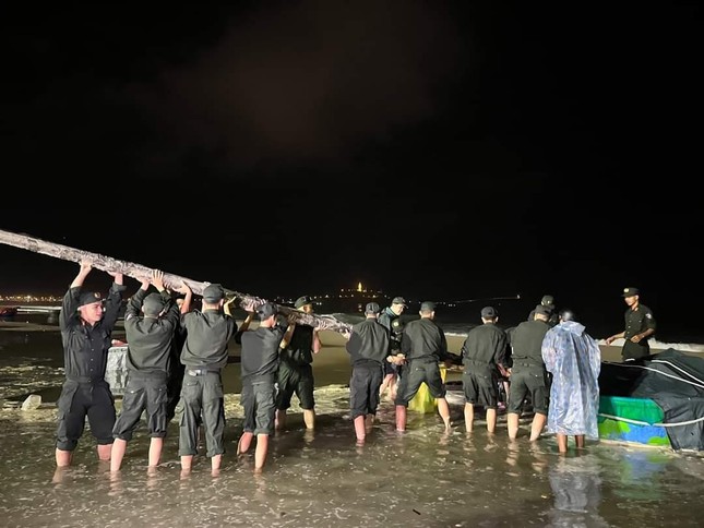 Cán bộ chiến sĩ công an TP Đà Nẵng giúp dân di chuyển tàu thuyền trong đêm.