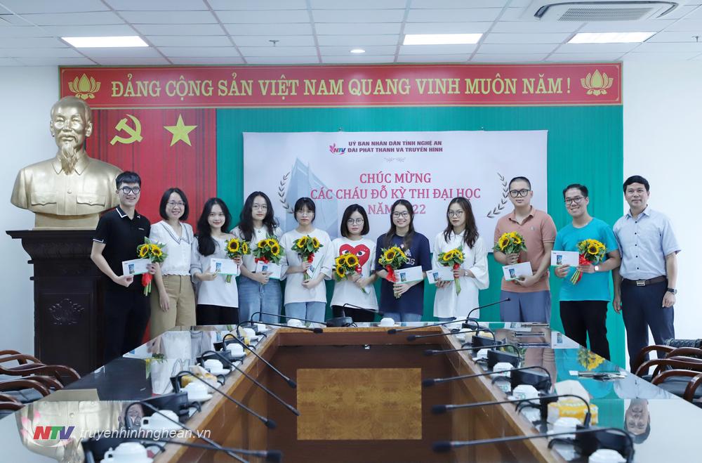 Đồng chí Trần Thanh Huyền - Phó Giám đốc và đồng chí Phan Văn Thắng - Phó Giám đốc, Chủ tịch Công đoàn Đài trao quà chúc mừng các cháu đỗ Đại học.