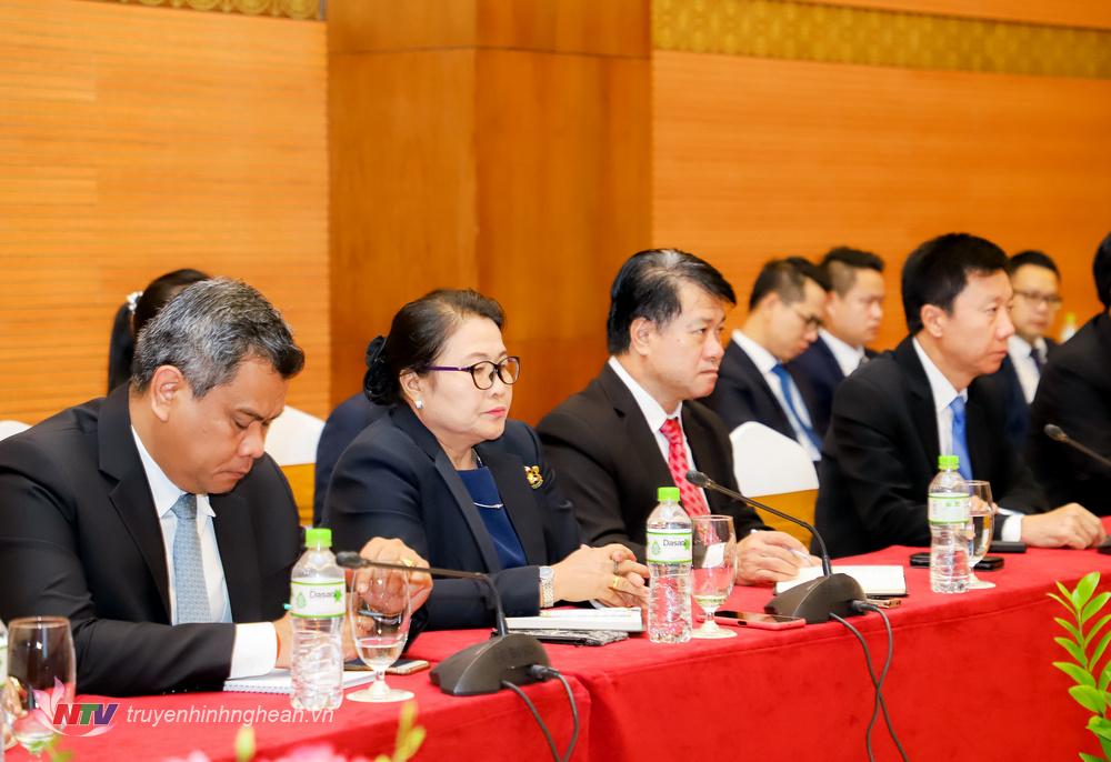 Lãnh đạo các đơn vị trực thuộc Văn phòng Phủ Thủ tướng Lào tham dự hội đàm.
