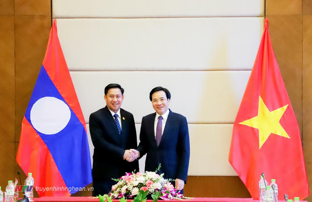 Bộ trưởng, Chủ nhiệm Văn phòng Chính phủ Việt Nam Trần Văn Sơn (bên phải) và Bộ trưởng, Chủ nhiệm Văn phòng Phủ Thủ tướng Lào A-lun-xay Xủn-nạ-lạt. 
