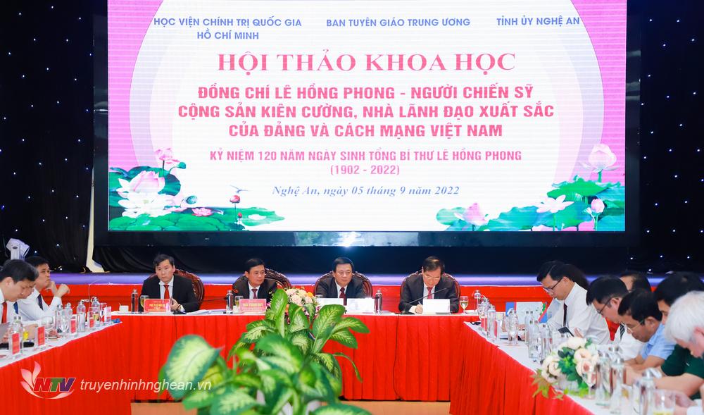 Các đồng chí chủ trì Hội thảo khoa học “Đồng chí Lê Hồng Phong - người chiến sĩ cộng sản kiên cường, nhà lãnh đạo xuất sắc của Đảng và cách mạng Việt Nam”