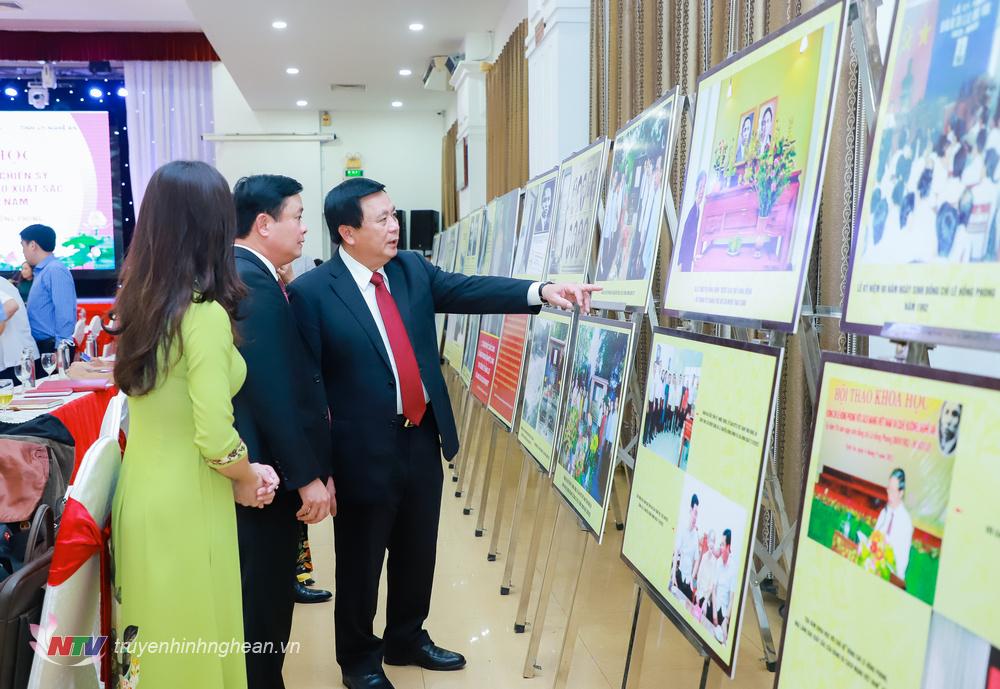 Đồng chí Nguyễn Xuân Thắng và Bí thư Tỉnh ủy Thái Thanh Quý cùng các đại biểu thăm gian trưng bày hình ảnh về Tổng Bí thư Lê Hồng Phong.