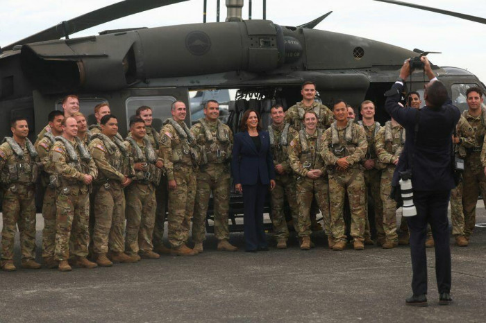 Phó Tổng thống Mỹ Kamala Harris thăm căn cứ không quân Yokota, Nhật Bản ngày 29/9. Ảnh - Reuters