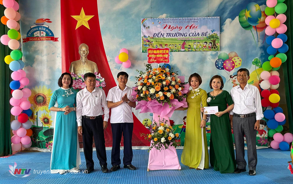 Lãnh đạo huyện tặng hoa chúc mừng năm học mới.