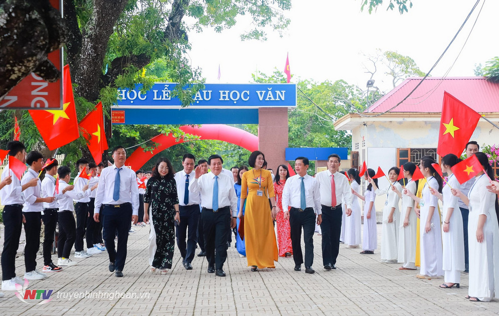 Đồng chí Nguyễn Xuân Thắng và đoàn đại biểu về dự Lễ khai giảng năm học 2022 - 2023 tại Trường THPT Lê Hồng Phong, huyện Hưng Nguyên (Nghệ An).