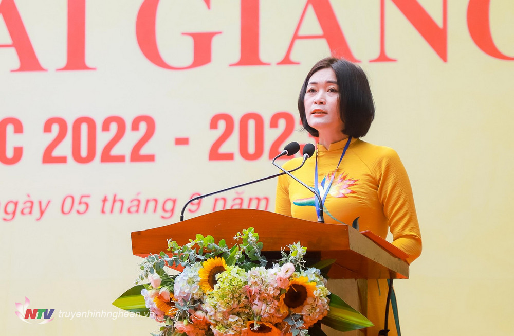 Cô giáo Nguyễn Thị Bích Hạnh - Bí thư chi bộ, Hiệu trưởng nhà trường trình bày diễn văn tại Lễ khai giảng. 