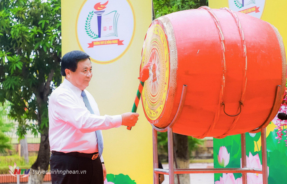 Giám đốc Học viện Chính trị Quốc gia Hồ Chí Minh Nguyễn Xuân Thắng đánh trống khai giảng Trường THPT Lê Hồng Phong