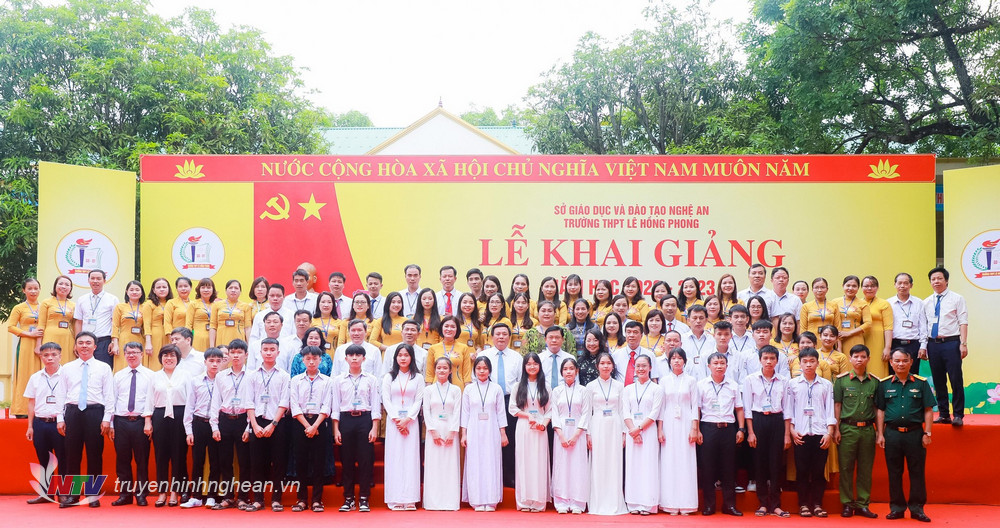 Đồng chí Nguyễn Xuân Thắng cùng các đại biểu chụp ảnh lưu niệm cùng thầy và trò Trường THPT Lê Hồng Phong.