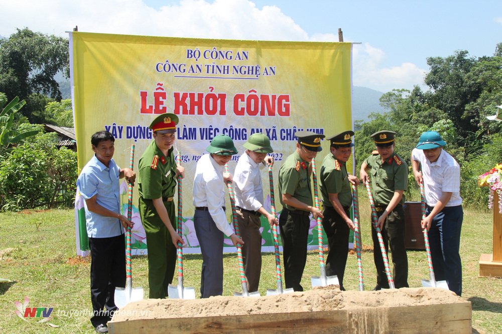 Các đại biểu thực hiện nghi lễ khởi công nhà làm việc Công an xã Châu Kim, huyện Quế Phong.