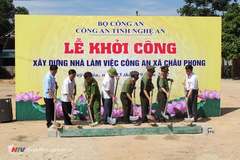 
Các đại biểu thực hiện nghi lễ khởi công nhà làm việc Công an xã Châu Phong, huyện Quỳ Châu.