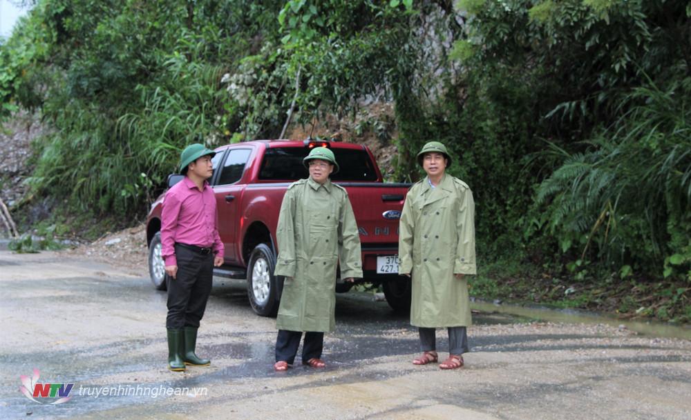 Đồng chí Nguyễn Văn Thông - Phó Bí thư Thường trực Tỉnh ủy kiểm tra công tác phòng chống lụt bão trên địa bàn huyện Thanh Chương.