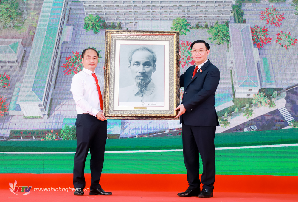 Chủ tịch Quốc hội Vương Đình Huệ trao quà lưu niệm cho Trường THPT Kỳ Sơn.