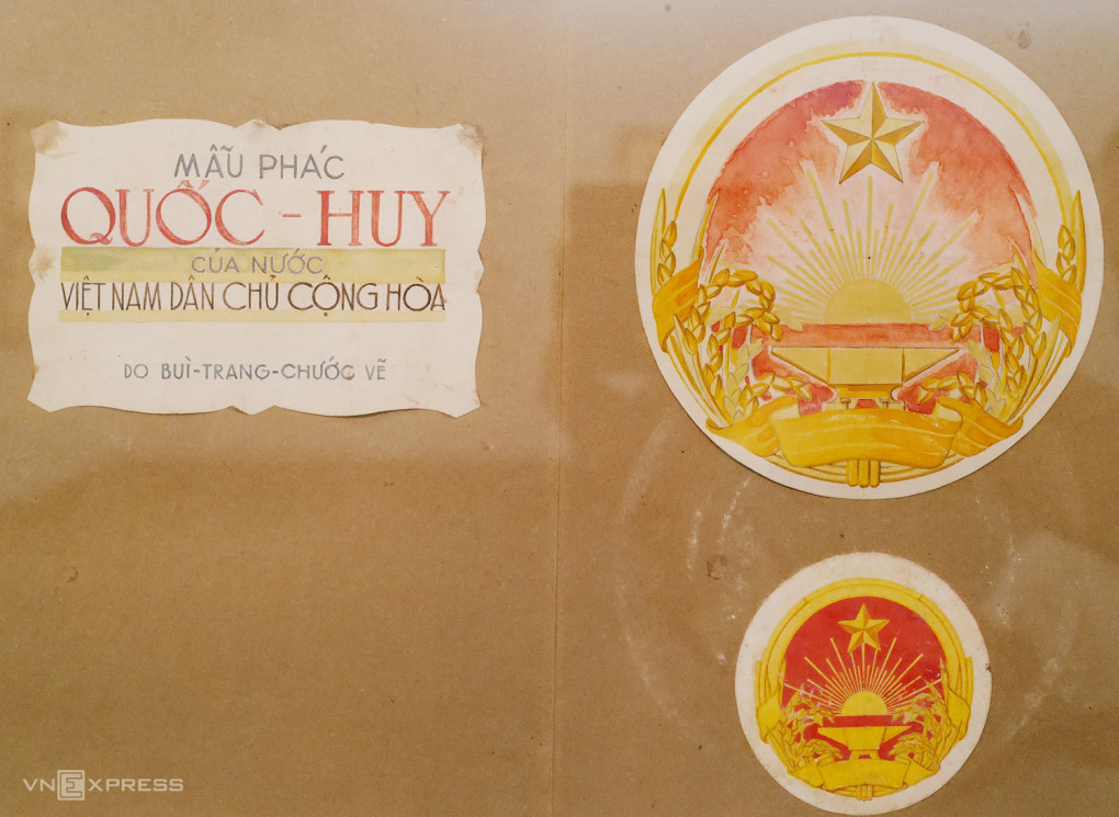 Hai mẫu phác Quốc huy của nước Việt Nam Dân chủ Cộng hòa do họa sĩ Bùi Trang Chước vẽ. 