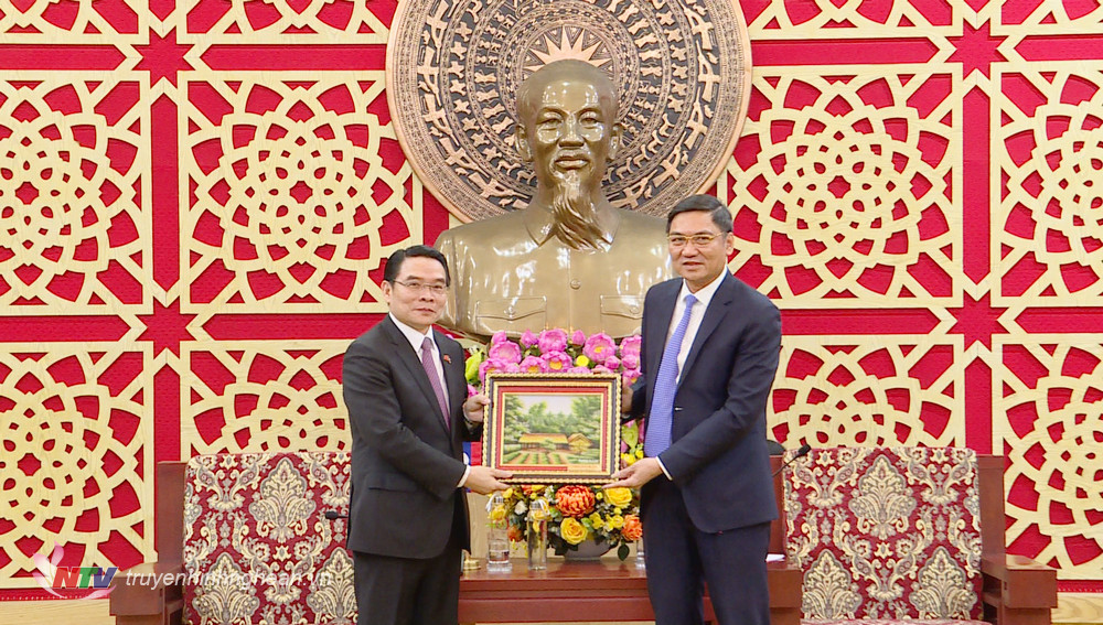 Phó Bí thư Tỉnh uỷ, Phó Chủ tịch UBND tỉnh Hoàng Nghĩa Hiếu tặng quà lưu niệm đến Bí thư Tỉnh uỷ, Tỉnh trưởng tỉnh Chăm Pa Sắc, Lào.