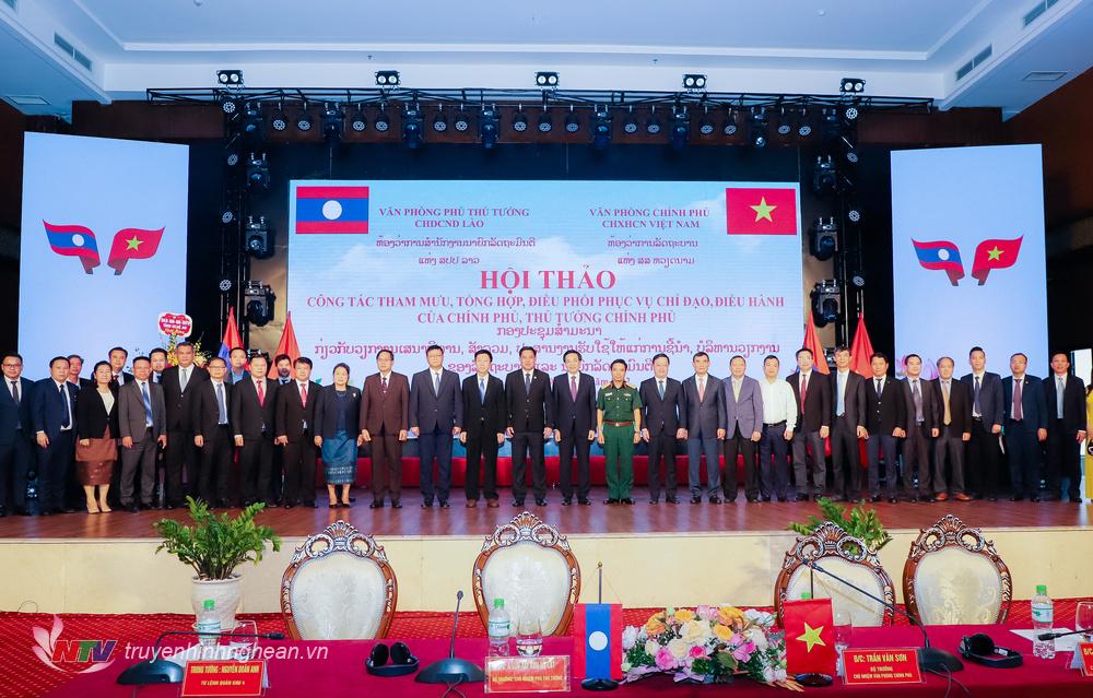 Lãnh đạo Văn phòng Chính phủ Việt Nam, Văn phòng Phủ Thủ tướng Lào, Quân khu 4, tỉnh Nghệ An cùng các đại biểu tham dự hội thảo chụp ảnh lưu niệm. 