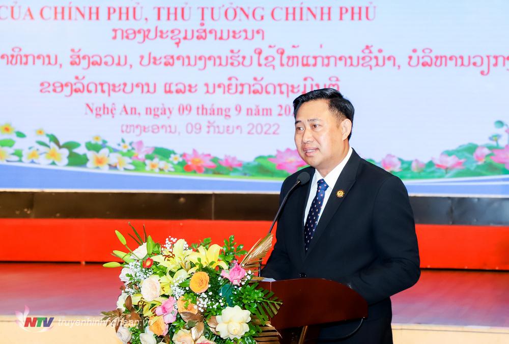 Đồng chí A-lun-xay Xủn-nạ-lạt - Bộ trưởng, Chủ nhiệm Văn phòng Phủ Thủ tướng Lào phát biểu đáp từ. 