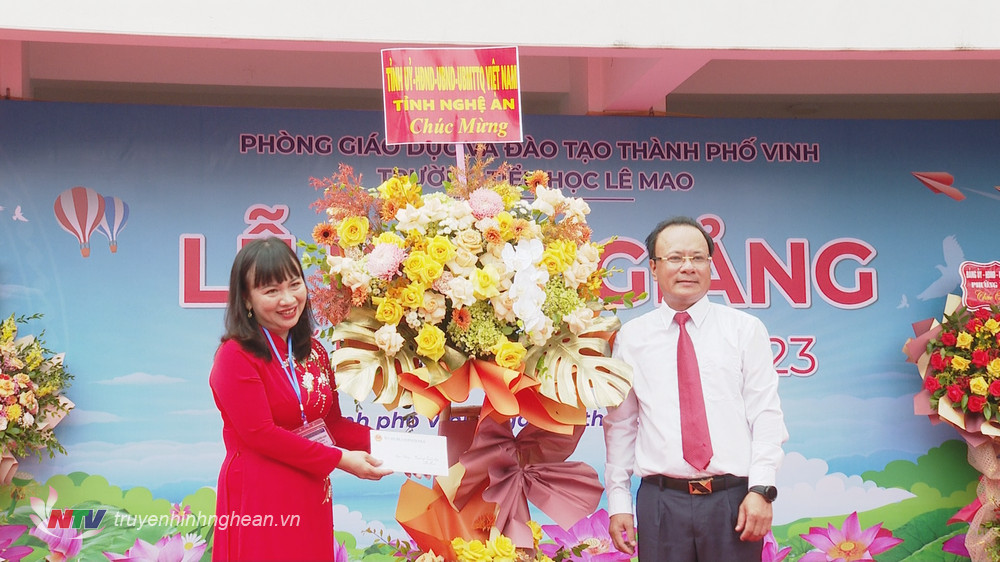 Phó Chủ tịch Thường trực HĐND tỉnh Nguyễn Nam Đình tặng hoa chúc mừng năm học mới.