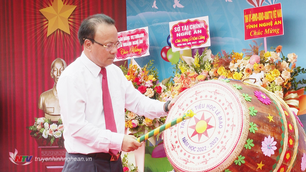 Phó Chủ tịch Thường trực HĐND tỉnh Nguyễn Nam Đình đánh trống khai trường.