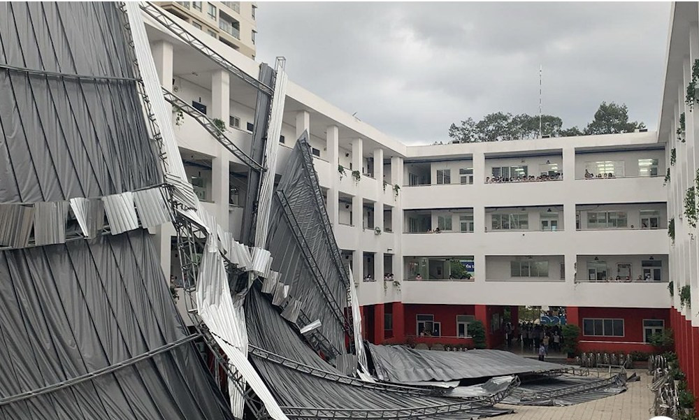 Mái che Trường Trung học Thực hành ĐH Sài Gòn đổ sập do gió lớn.