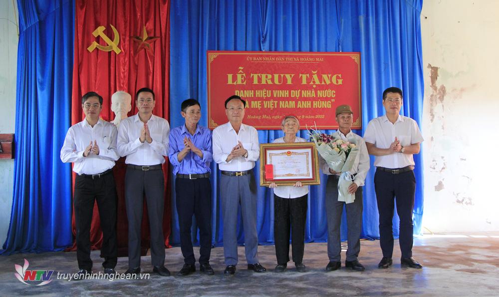Lãnh đạo thị xã Hoàng Mai trao bằng truy tặng Mẹ Việt Nam Anh hùng cho thân nhân mẹ Trần Thị Nụ.
