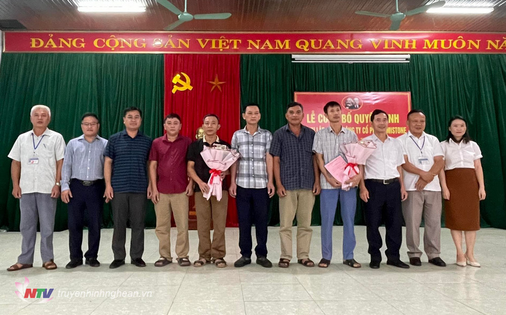 Lãnh đạo huyện Nghĩa Đàn trao quyết định thành lập chi bộ và tặng hoa chúc mừng.